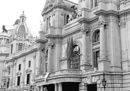 Fachada principal del Ayuntamiento de Valencia.