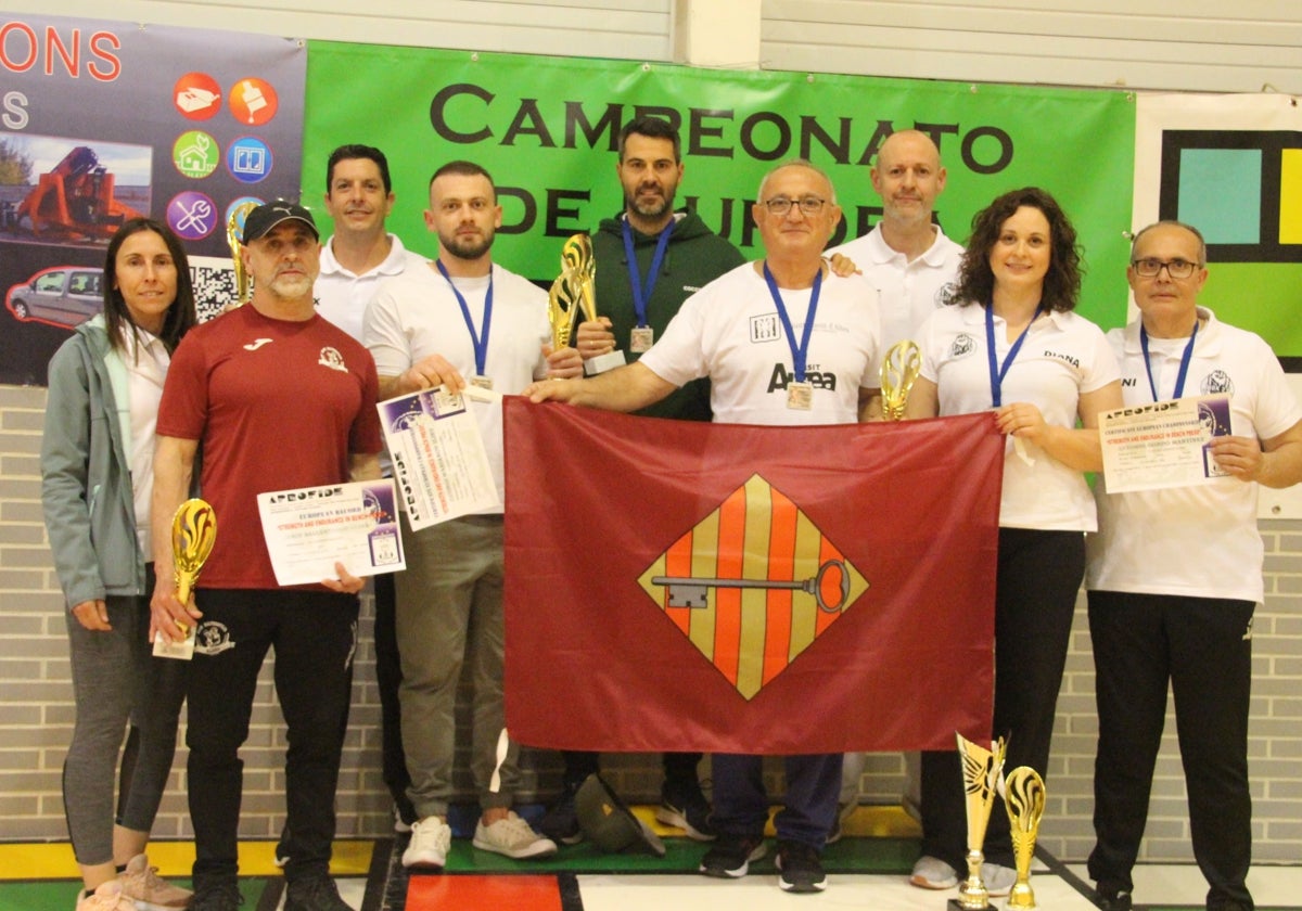 Miembros del Club Halterofilia Alzira, con los trofeos.