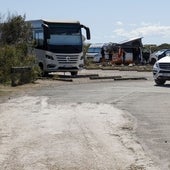 La Policía Local de Valencia graba las matrículas de las caravanas del aparcamiento de El Saler para evitar pernoctaciones