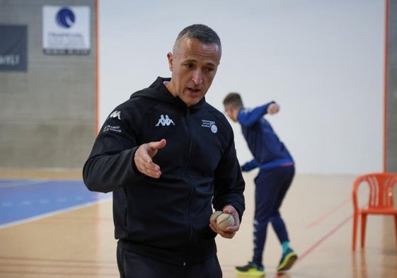 Juanma Garrido da instrucciones en uno de los entrenamientos previos al Europeo.