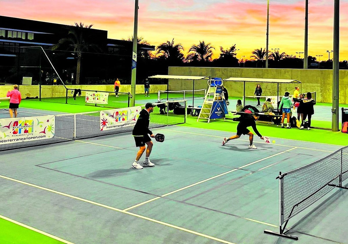 Jugadores entrenándose en pickleball.