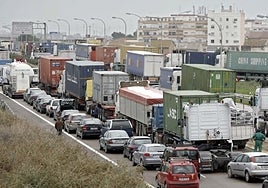 Retención de tráfico en la V-30 en sentido puerto de Valencia.