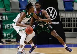 Alpha Kaba, con el balón, cuando jugaba en el Nanterre francés.