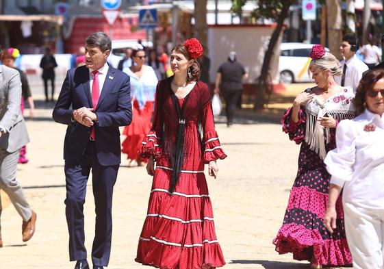 Pilar Llop y Pedro Pérez Fernández en la Feria de Abril de Sevilla 2023.