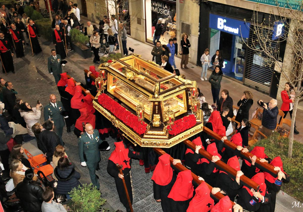 Imagen del Santo Sepulcro por las calles de Alzira.