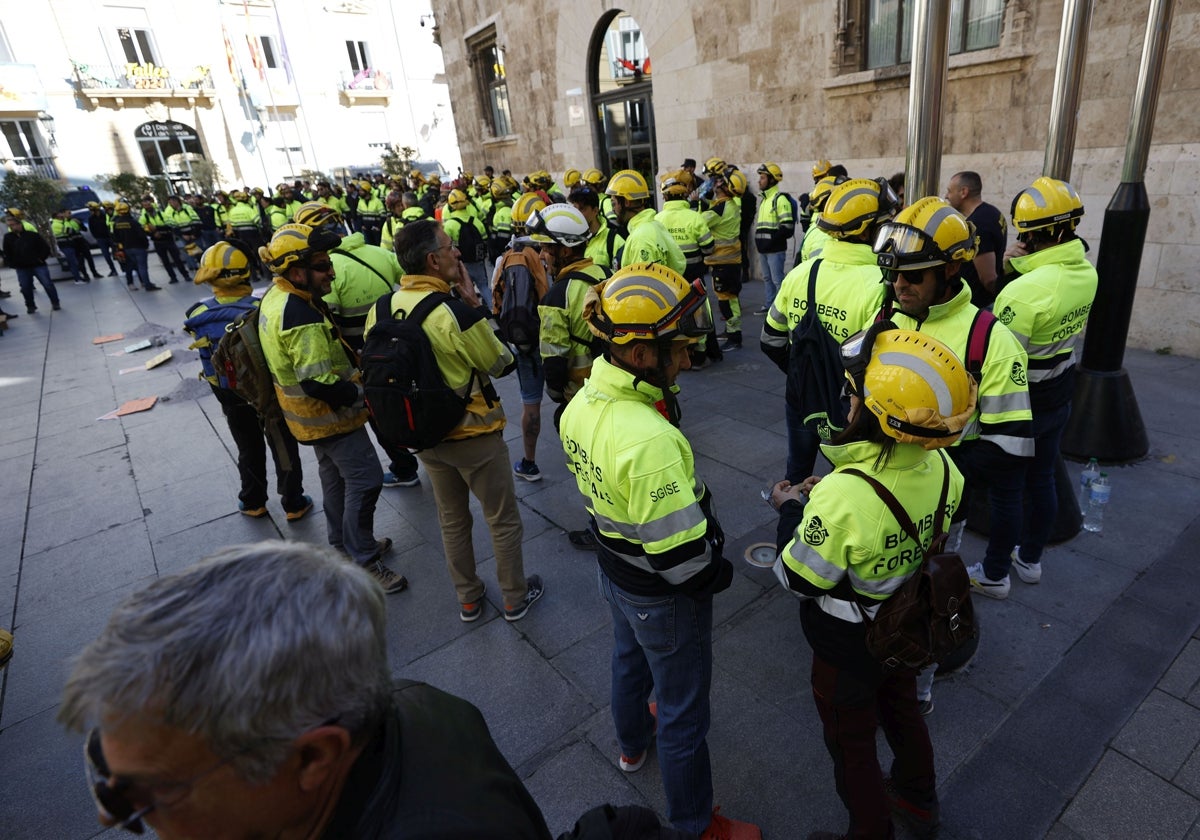 Protesta de los bomberos forestales ante la Generalitat.