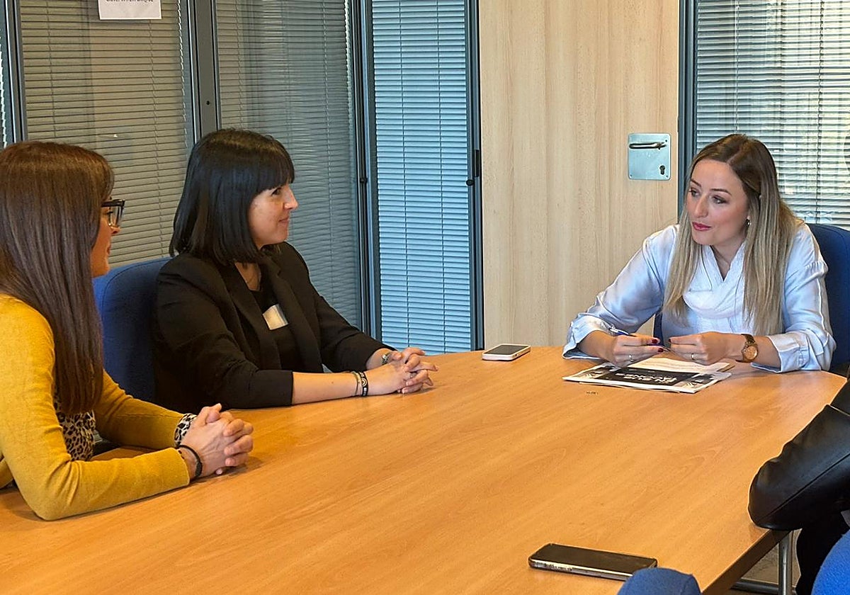 Reunión de la concejala Gil con representantes de la asociación.