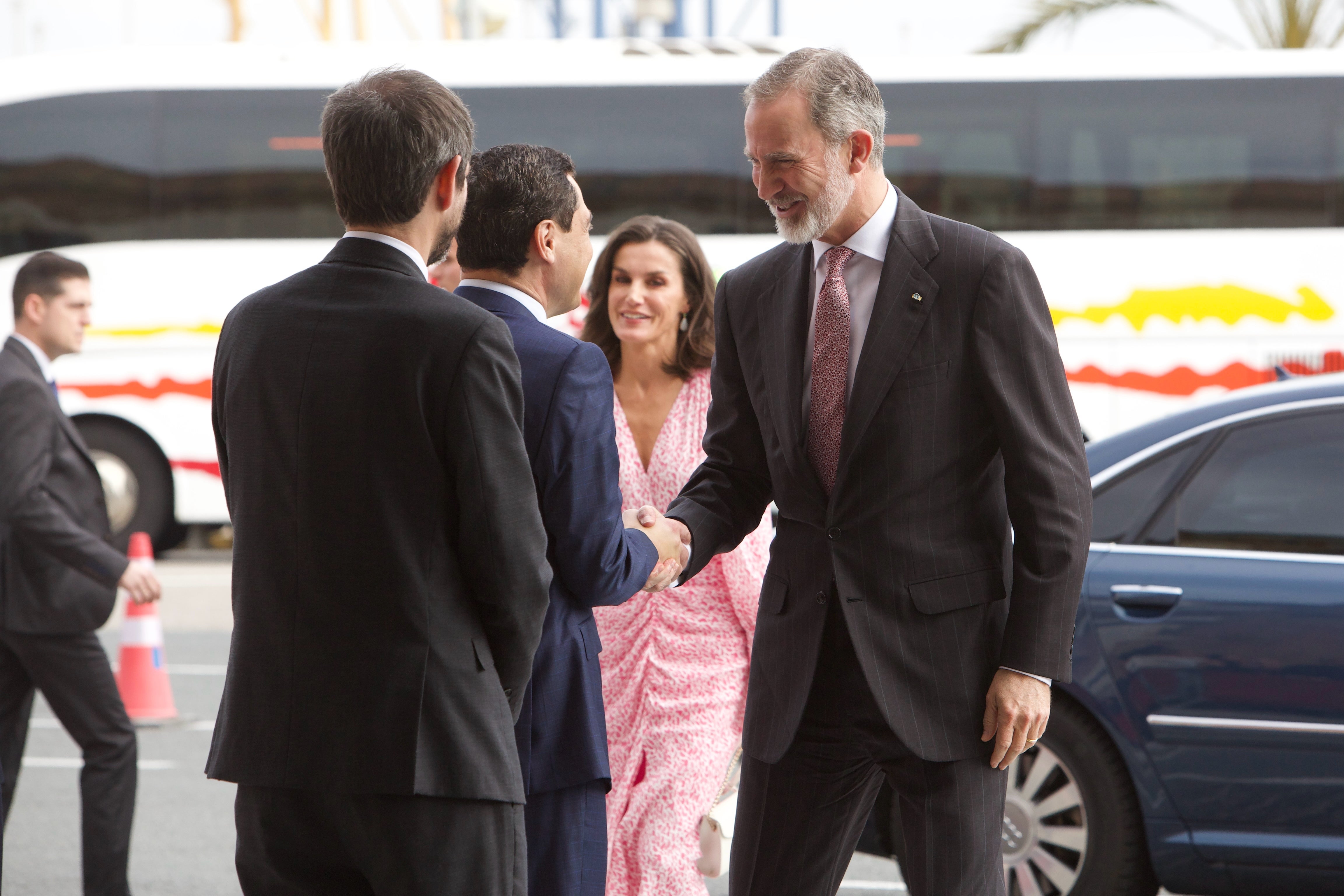 Letizia deslumbra con un vestido primaveral