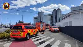 Los bomberos sofocan las llamas en la planta de Dulcesol.