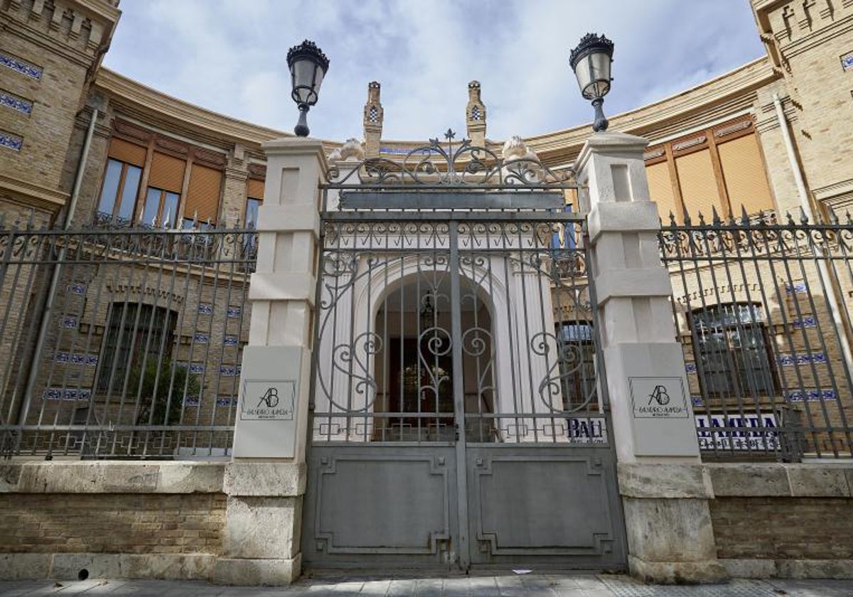 Entrada del balneario de la Alameda, cerrado, en una imagen reciente.