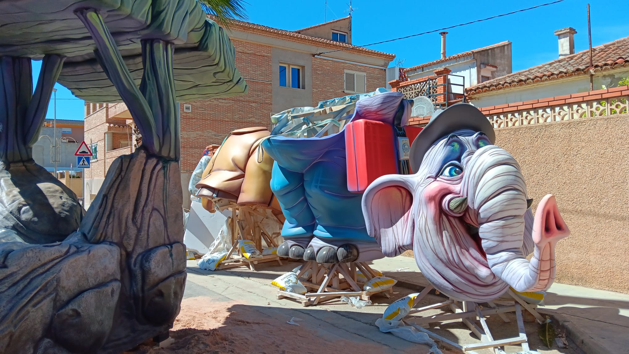 Ninots en las calles de Turís.