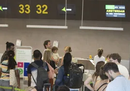 Turistas en el aeropuerto de Manises.
