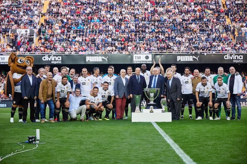 Los héroes del triplete del Valencia CF, reunidos en el césped de Mestalla