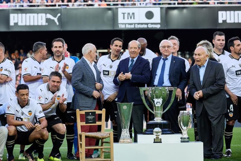 Los héroes del triplete del Valencia CF, reunidos en el césped de Mestalla