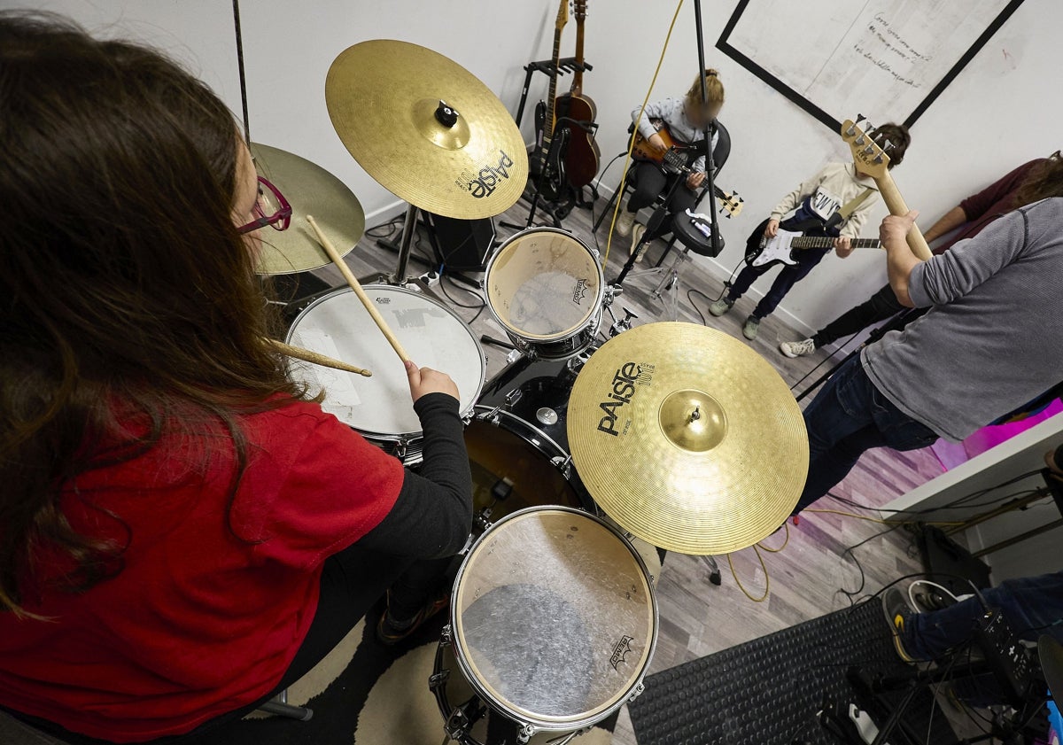 Imagen principal - En la Rockadèmia no sólo se dan clases para niños, también para adultos.