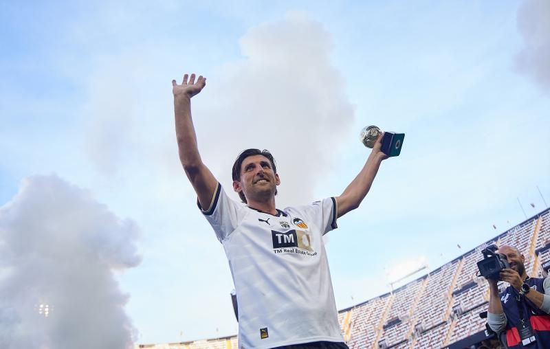 Los héroes del triplete del Valencia CF, reunidos en el césped de Mestalla