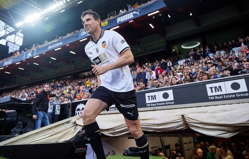 Los héroes del triplete del Valencia CF, reunidos en el césped de Mestalla