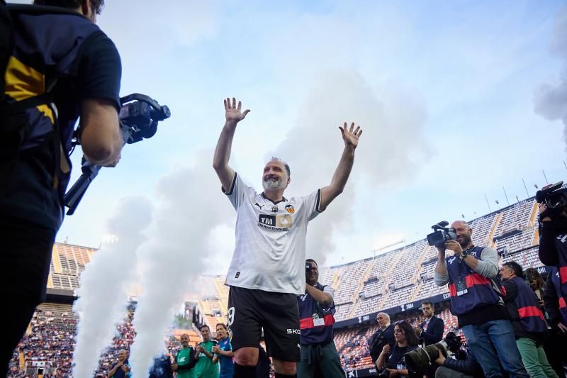 Los héroes del triplete del Valencia CF, reunidos en el césped de Mestalla