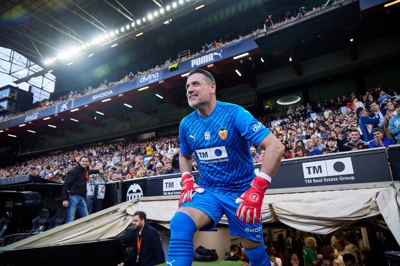 Los héroes del triplete del Valencia CF, reunidos en el césped de Mestalla