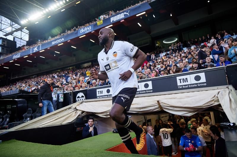 Los héroes del triplete del Valencia CF, reunidos en el césped de Mestalla