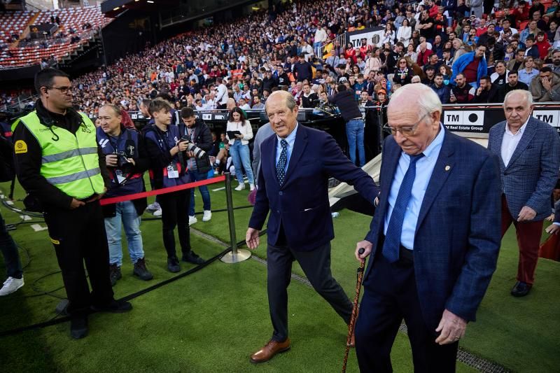 Los héroes del triplete del Valencia CF, reunidos en el césped de Mestalla