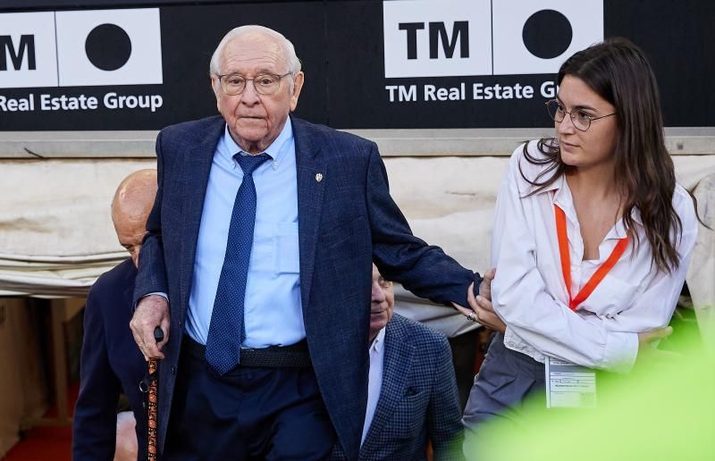 Los héroes del triplete del Valencia CF, reunidos en el césped de Mestalla