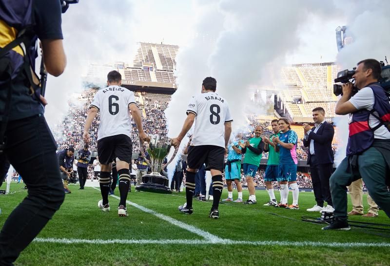 Los héroes del triplete del Valencia CF, reunidos en el césped de Mestalla