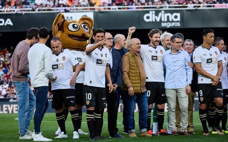 Los héroes del triplete del Valencia CF, reunidos en el césped de Mestalla