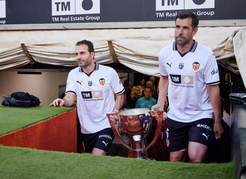 Los héroes del triplete del Valencia CF, reunidos en el césped de Mestalla