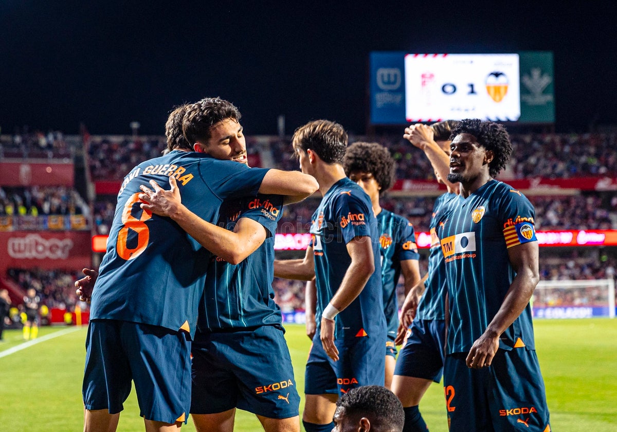 Los jugadores del Valencia, celebrando el gol de la victoria en Granada.