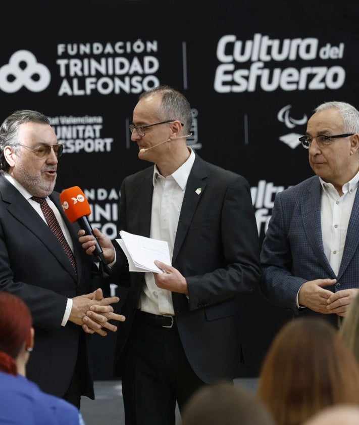 Imagen secundaria 2 - Juan Roig en su intervención; a la derecha Almudena Muñoz y David Casinos, dos referentes del olimpismo valenciano; y los presidentes de los comités Paralímpico y Olímpico, Miguel Carballeda y Alejandro Blanco.