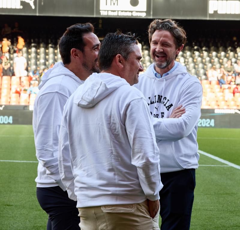 Los héroes del triplete del Valencia CF, reunidos en el césped de Mestalla