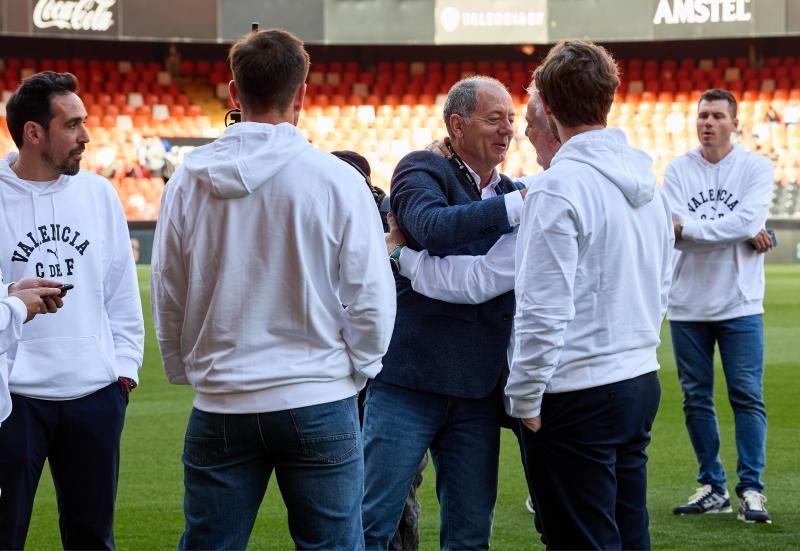 Los héroes del triplete del Valencia CF, reunidos en el césped de Mestalla