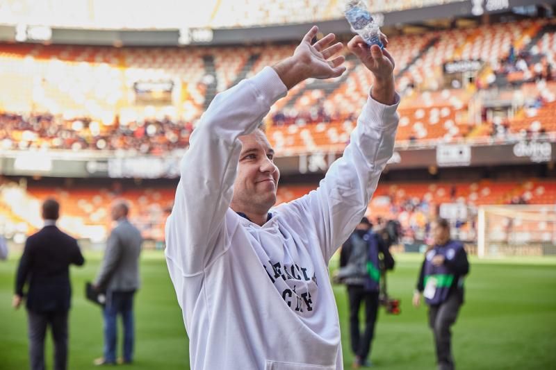 Los héroes del triplete del Valencia CF, reunidos en el césped de Mestalla