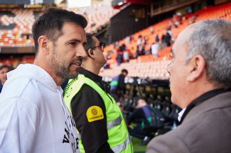 Los héroes del triplete del Valencia CF, reunidos en el césped de Mestalla