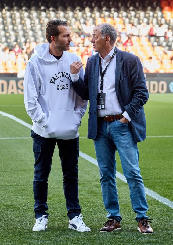 Los héroes del triplete del Valencia CF, reunidos en el césped de Mestalla