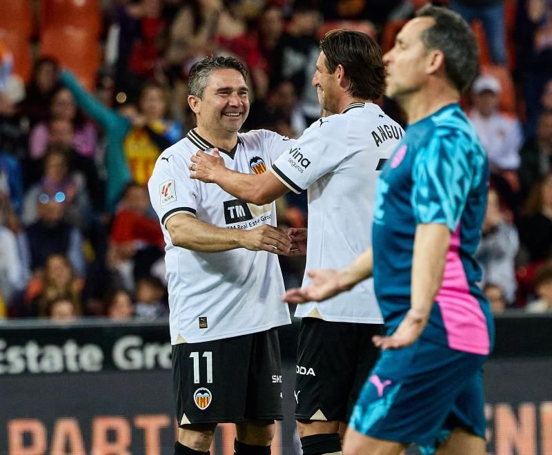 Los héroes del triplete del Valencia CF, reunidos en el césped de Mestalla