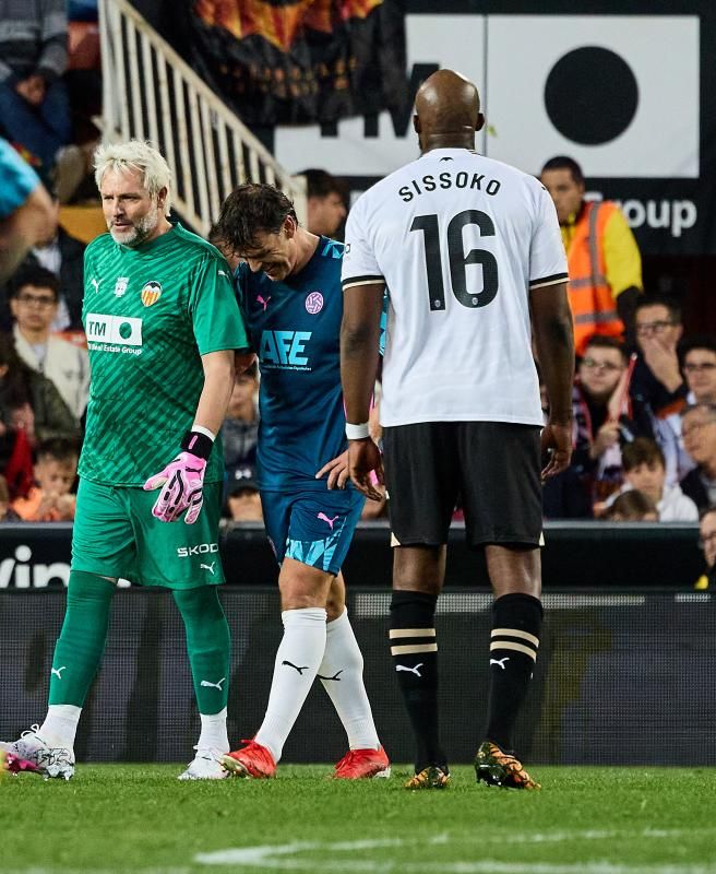 Los héroes del triplete del Valencia CF, reunidos en el césped de Mestalla