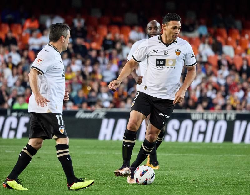 Los héroes del triplete del Valencia CF, reunidos en el césped de Mestalla