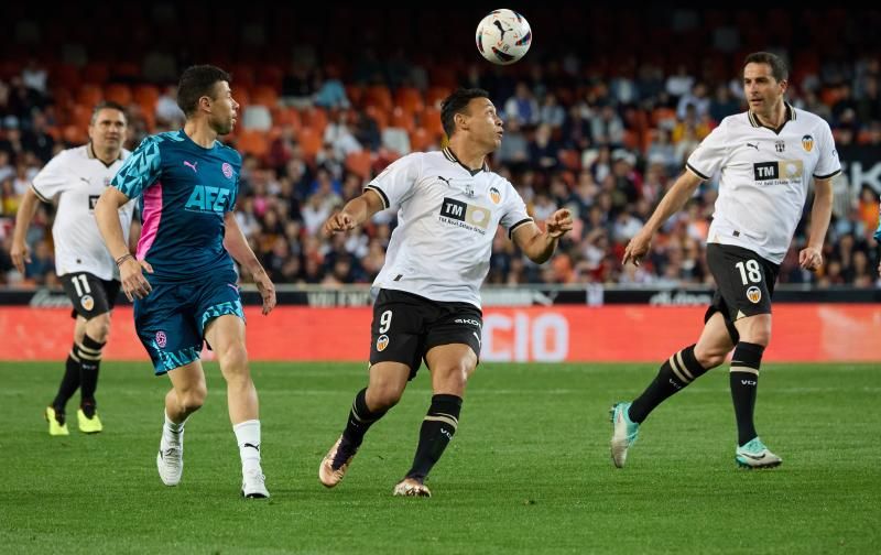 Los héroes del triplete del Valencia CF, reunidos en el césped de Mestalla