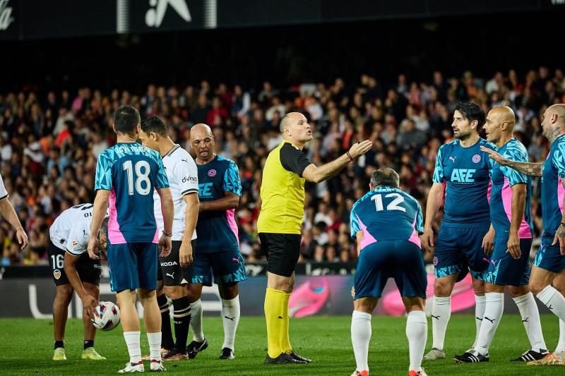 Los héroes del triplete del Valencia CF, reunidos en el césped de Mestalla