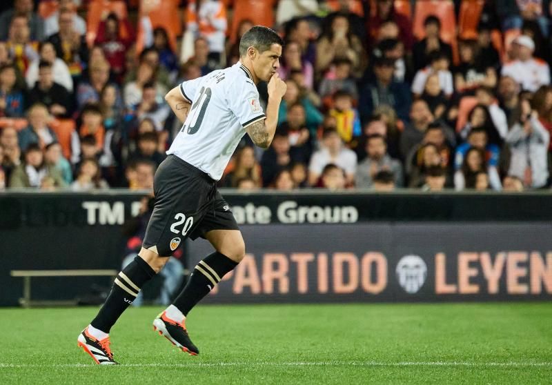 Los héroes del triplete del Valencia CF, reunidos en el césped de Mestalla