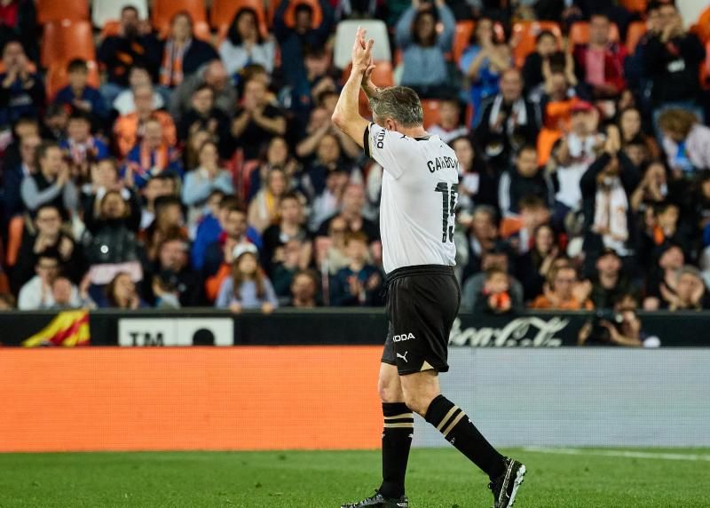 Los héroes del triplete del Valencia CF, reunidos en el césped de Mestalla