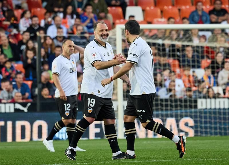 Los héroes del triplete del Valencia CF, reunidos en el césped de Mestalla