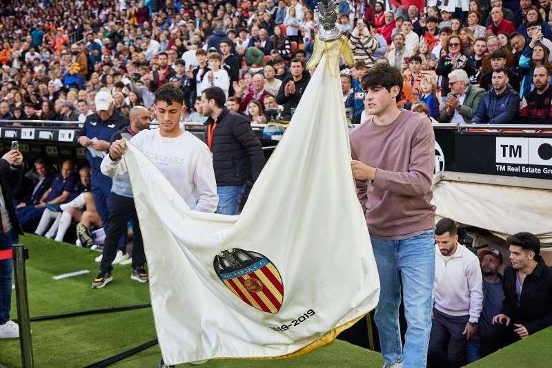 Los héroes del triplete del Valencia CF, reunidos en el césped de Mestalla