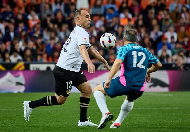 Los héroes del triplete del Valencia CF, reunidos en el césped de Mestalla