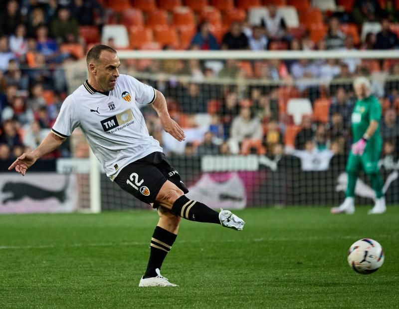 Los héroes del triplete del Valencia CF, reunidos en el césped de Mestalla