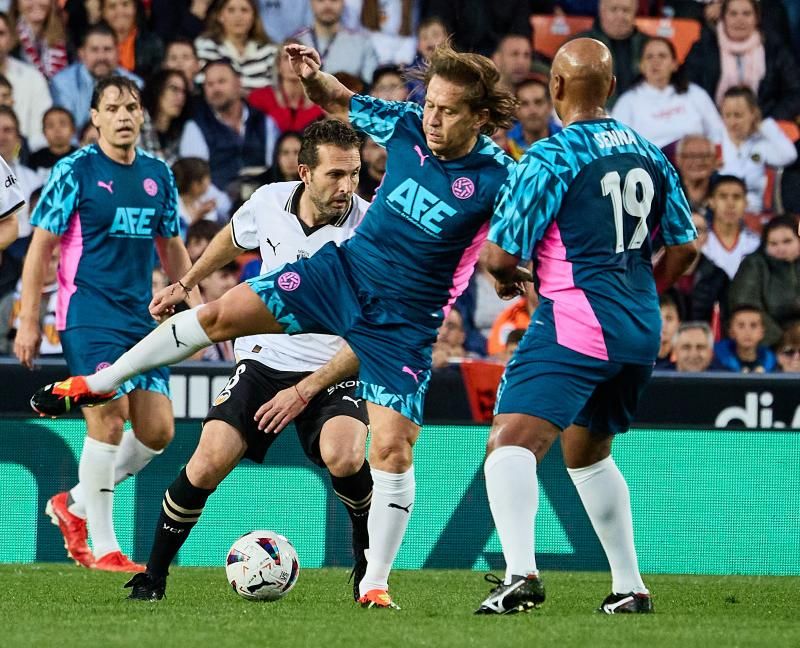 Los héroes del triplete del Valencia CF, reunidos en el césped de Mestalla