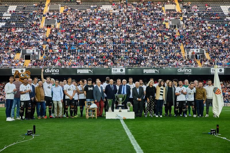 Los héroes del triplete del Valencia CF, reunidos en el césped de Mestalla