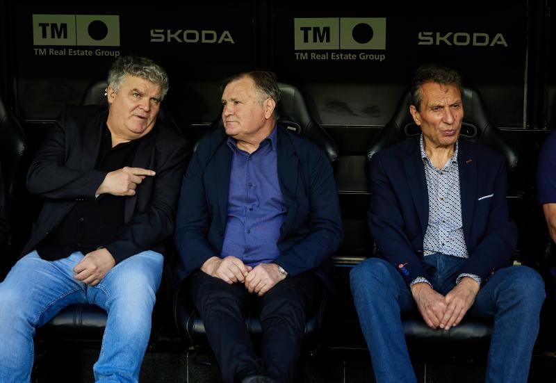 Los héroes del triplete del Valencia CF, reunidos en el césped de Mestalla